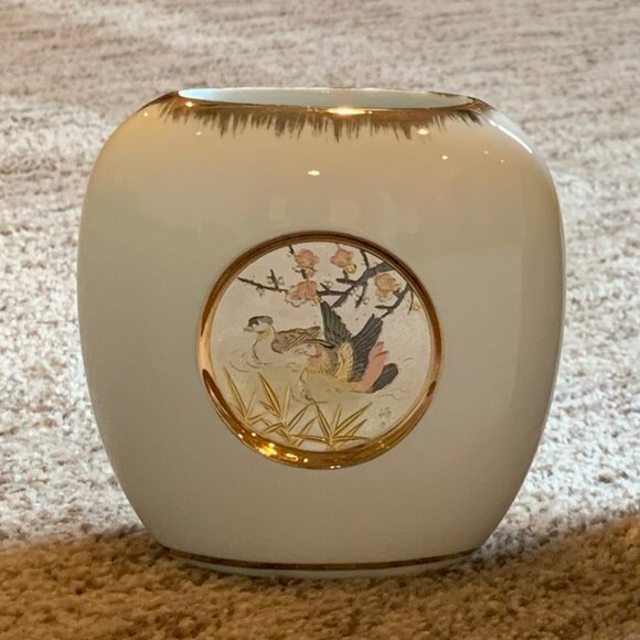 VINTAGE JAPANESE ART OF CHOKIN, 2 PCS. BLACK VASE, WHITE VASE, GOLD TRIMMED - Picture 2 of 9